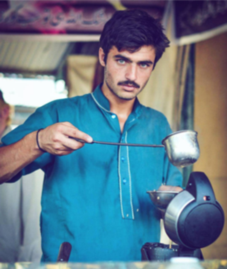 Arshad Khan vende chá em uma tradicional feira de domingo em Islamabad