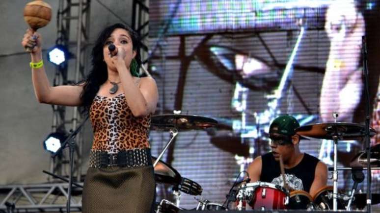 A cantora N&aacute;jila &eacute; especialista em fazer vocal gutural, uma voz rouca e grave incomum para mulheres