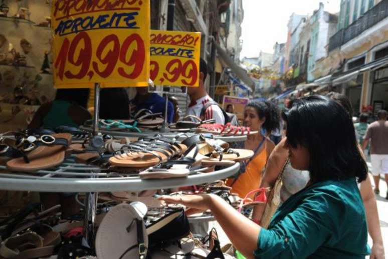 Atividade econômica teve queda de 0,91% em agosto. É a maior redução mensal desde maio de 2015 (-1,02%). Na comparação entre agosto deste ano e o de 2015, retração é de 2,72%