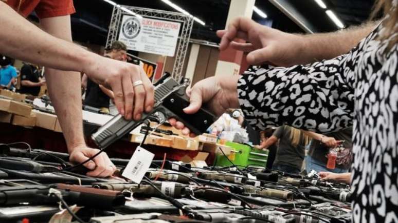 Trump e Clinton concordam com a ideia de proibir venda de armas para pessoas que figuram na lista do governo como impedidas de voar de avi&atilde;o por supostas liga&ccedil;&otilde;es com terroristas