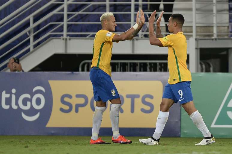 Neymar e Gabriel Jesus em jogo da Seleção Brasileira