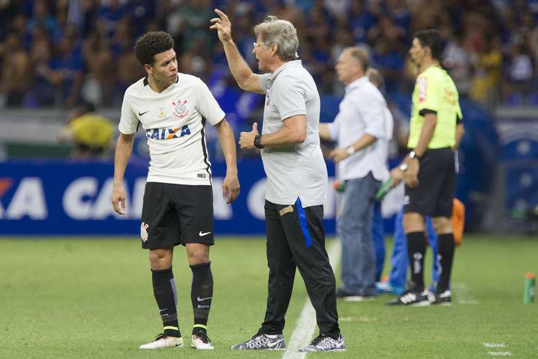 Oswaldo de Oliveira passa instruções para Marquinhos Gabriel durante Cruzeiro x Corinthians, pela Copa do Brasil
