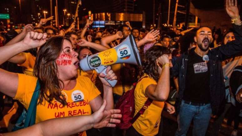 Eleita pelo Psol, Sâmia Bonfim participou de protestos contra o presidente Michel Temer e pelos direitos das mulheres 