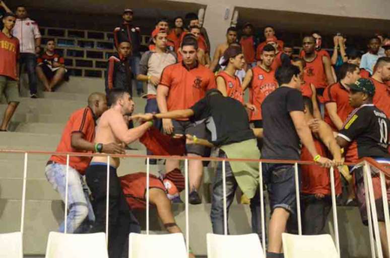 Momento da confusão na torcida do Flamengo Foto:Delmiro Junior/Raw Image)