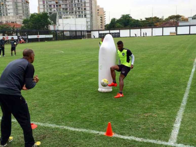 Edenilson Senna fazendo atividade à parte com o zagueiro Emerson (Foto: Reprodução/Twitter Botafogo)