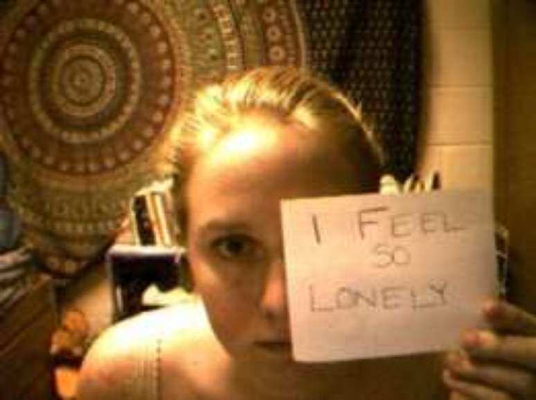 "Eu me sinto t&atilde;o sozinha", diz Jennifer em um bilhete durante transmiss&atilde;o ao vivo