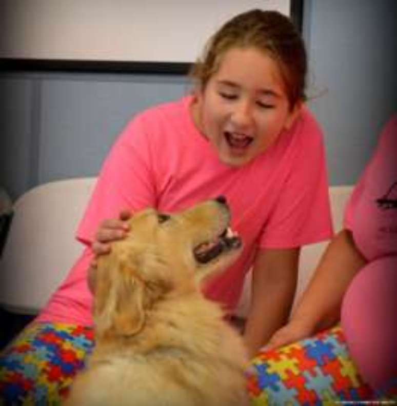 A menina Jayden também foi apresentada a sua cachorra terapeuta Clara