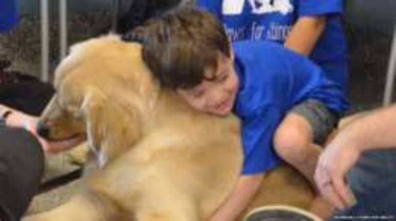Mãe de Kainoa Niehaus compartilhou foto do filho com o cão Tornado, após dois anos de espera por cachorro