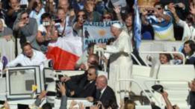 Padre argentino teve seus milagres confirmados pela Igreja Católica e foi canonizado pelo papa Francisco em missa no Vaticano