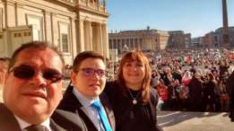 Nicolás com os pais durante a cerimônia de canonização do padre argentino no Vaticano