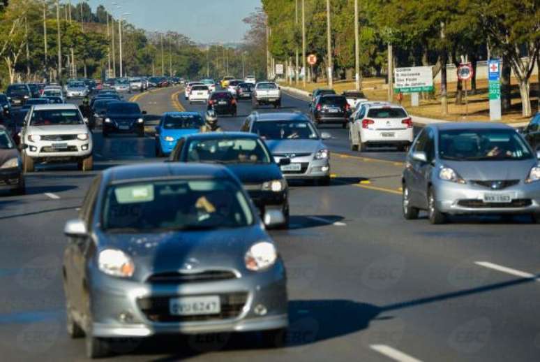 Brasília - Multas voltam a ser cobradas para quem trafegar durante o dia com faróis baixos apagados em rodovias federais sinalizadas -
