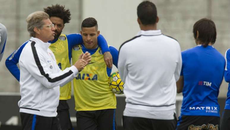 Oswaldo definiu o time que enfrenta o Flamengo em treino na manhã deste sábado (Foto: Daniel Augusto Jr)