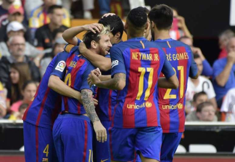 Time do Barcelona comemora gol contra o Valencia. Vitória deixa o time na liderança (Foto: AFP/JOSE JORDAN)