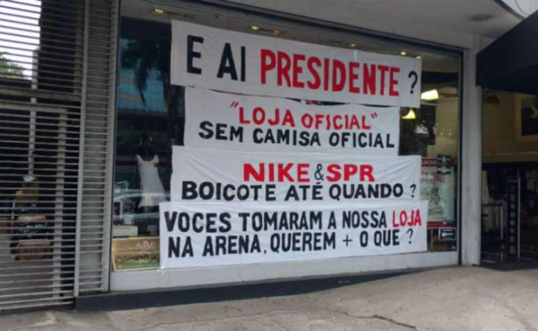 Protesto teve exibição de faixas na portaria da loja do Parque São Jorge(Foto: Gabriel Carneiro)