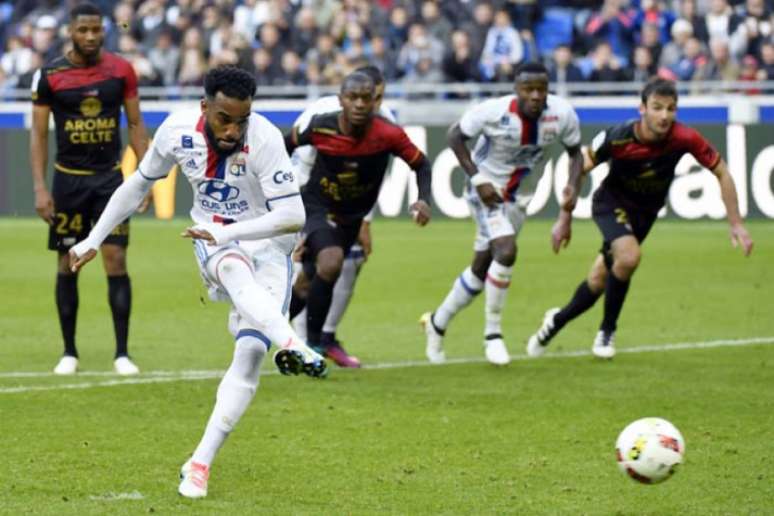 Lacazette abre o placar, de pênalti, para o Lyon. Depois, só decepção... (Foto: AFP/PHILIPPE DESMAZES)