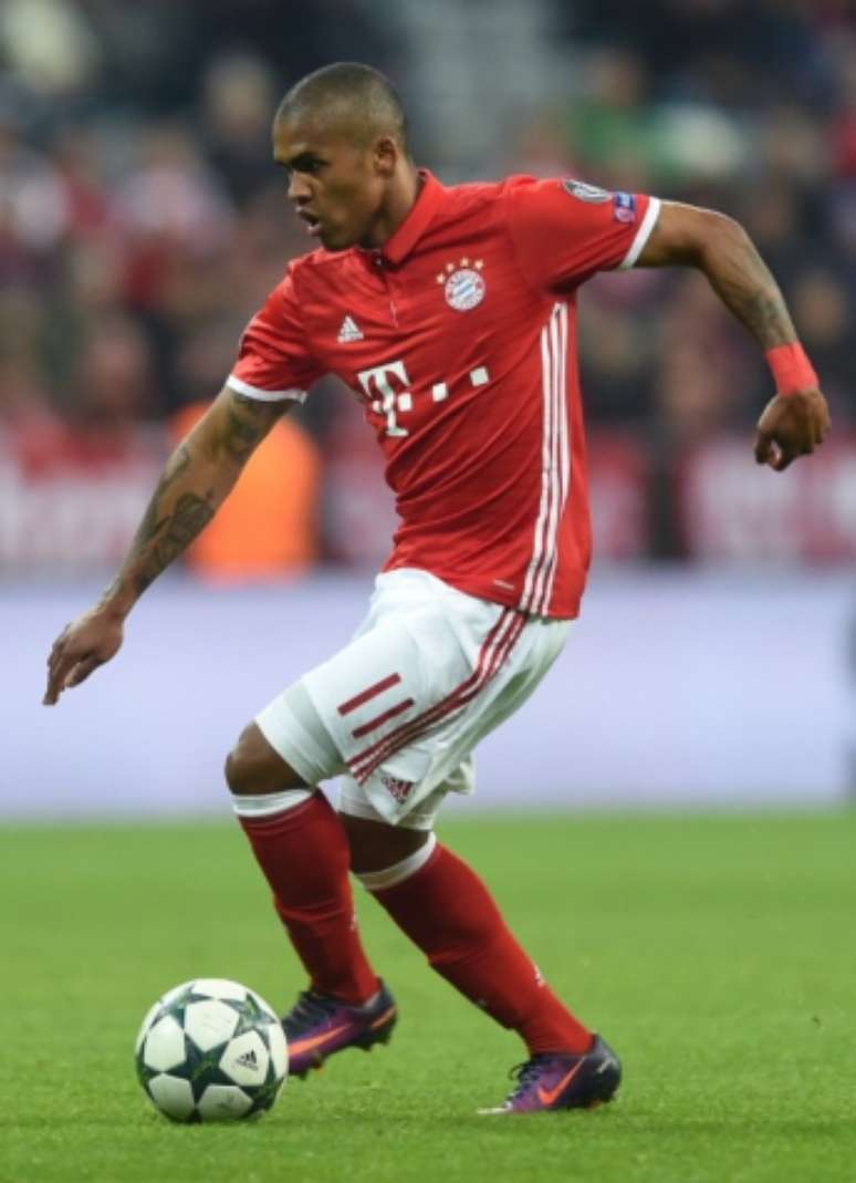 Olho nele, Tite! Douglas Costa foi muito bem neste sábado, contra o Mönchengladbach (CHRISTOF STACHE / AFP)