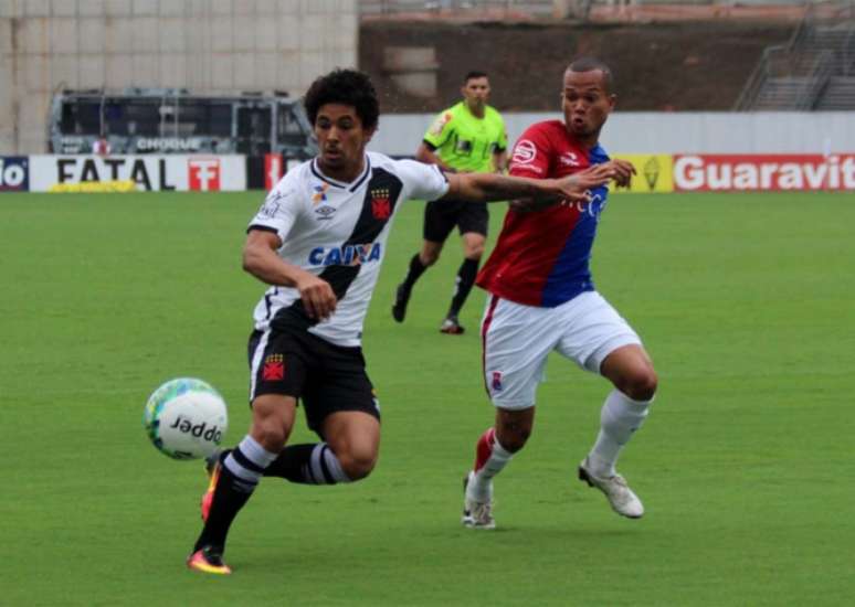 Douglas foi um dos melhores em campo pelo Vasco (Foto: Carlos Gregório Jr/Vasco.com.br)