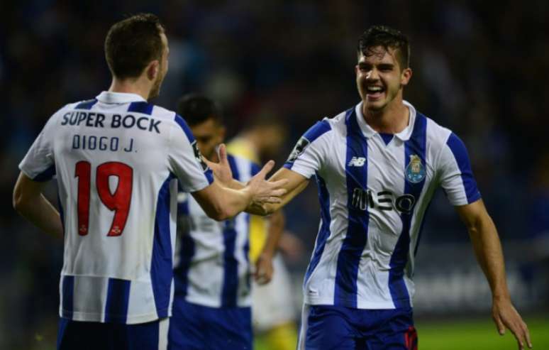 André Silva comemora com Diego Jota um dos gols na goleada do Porto (MIGUEL RIOPA / AFP)