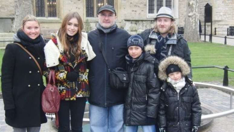 Tempos mais felizes: Collins ao lado de seus cinco filhos, em Londres