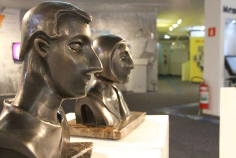 Duas esculturas de bustos masculino e feminino, chamadas “Otávio” e “Eugênia”, em bronze sobre um suporte de mármore, de perfil. Fazem parte da série “Ilustres Desconhecidos”
