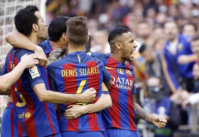 Neymar comemora com os colegas de Barcelona um dos gols da vitória em cima do Valencia
