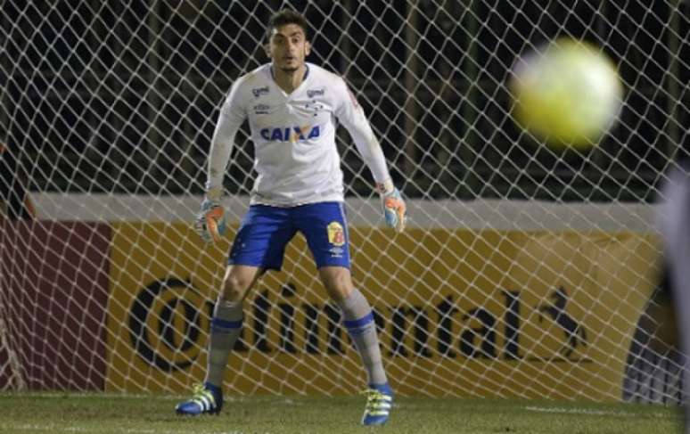 Goleiro pegou o pênalti de Cárdenas e ajudou o Cruzeiro no Barradão (Foto: Alexandre Loureiro/Light Press)