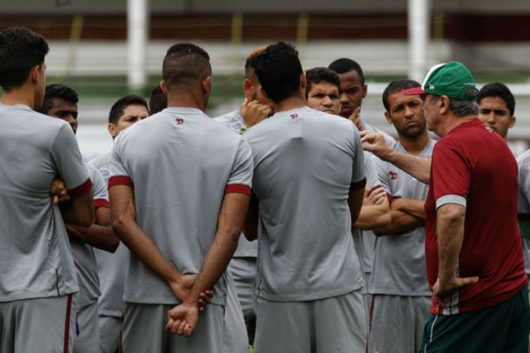 Levir Culpi orienta o elenco do Fluminense durante o treino (Nelson Perez/Fluminense F.C.)