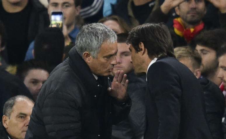 Mourinho vai até Conte após a derrota do Manchester United para o Chelsea (Glyn Kirk / AFP)