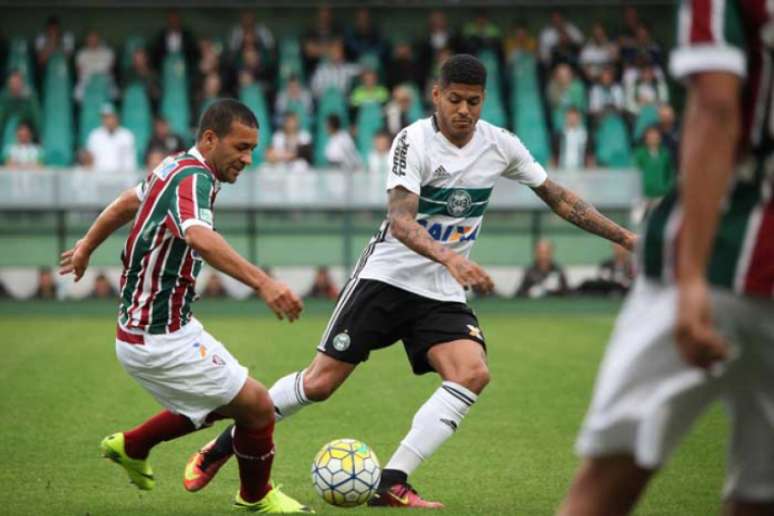 Duelo teve chances para os dois lados e polêmica de arbitragem (Foto: Guilherme Artigas/Fotoarena/Lancepress!)