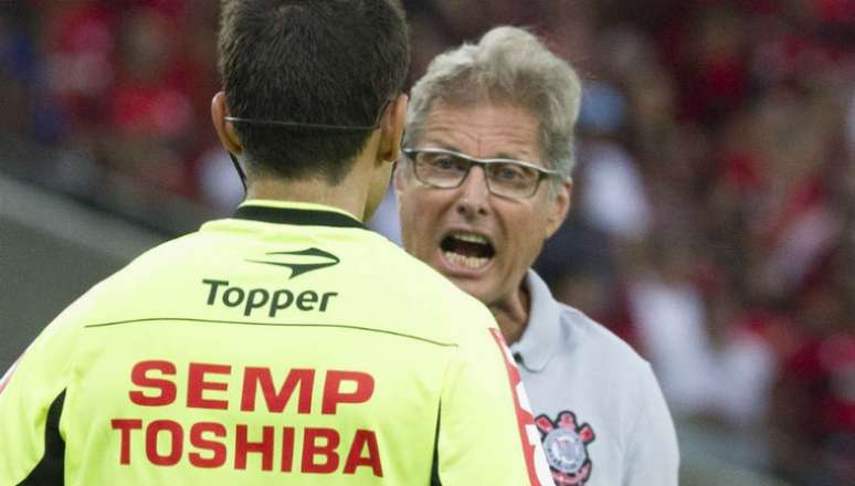 Oswaldo acredita que arbitragem esteja 'mexendo' com o Campeonato Brasileiro (Foto: Daniel Augusto Jr)