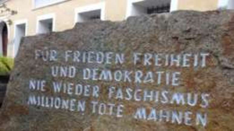 Mensagem foi gravada em pedra na frente da casa de Hitler em memória às vítimas do nazismo