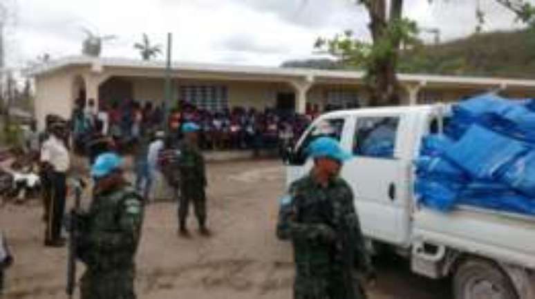 Desabrigados foram concentrados em escolas para receber ajuda humanitária.