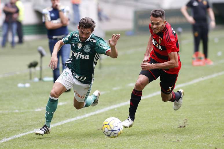 Allione disputa lance no ataque do Palmeiras
