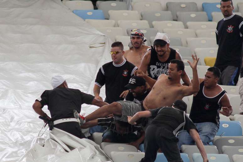 'Torcedores' corintianos brigam com policiais antes de a bola rolar no Maracanã