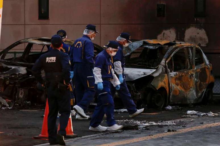 Policiais examinam carro que pegou fogo em Utsunomiya, no Japão