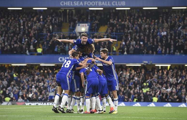 Jogadores do Chelsea comemora um dos gols da vitória sobre o rival Manchester United
