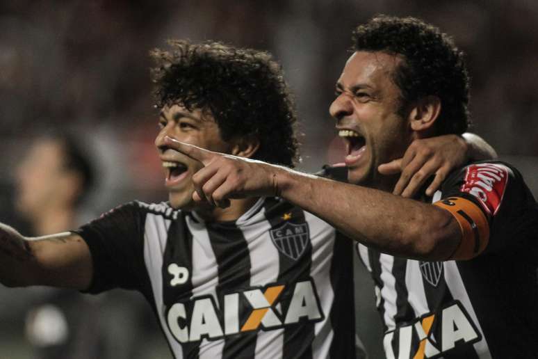 Fred e Luan comemoram um dos gols da vitória do Atlético-MG sobre o Figueirense no último domingo (23)