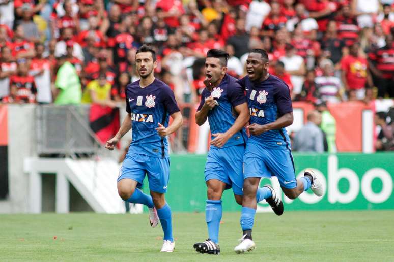 Guilherme, atacante do Corinthians, comemora o gol que abriu o placar no Maracanã