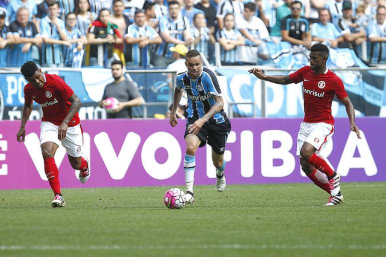 Luan, do Grêmio tenta superar na corrida os defensores do Internacional