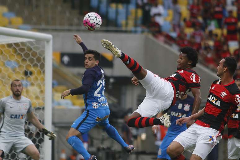 Rafael Vaz, zagueiro do Flamengo, salta para tentar uma finalização contra o gol do Corinthians