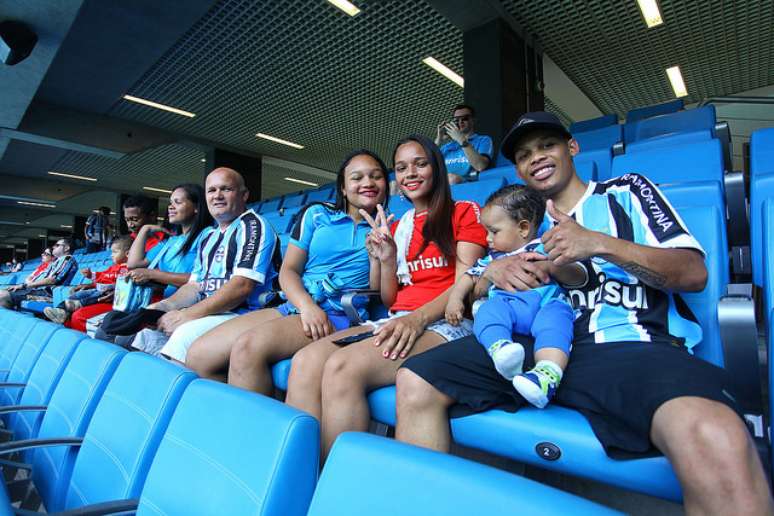 Famílias com membros colorados e tricolores assistiam o Grenal em paz nas arquibancadas