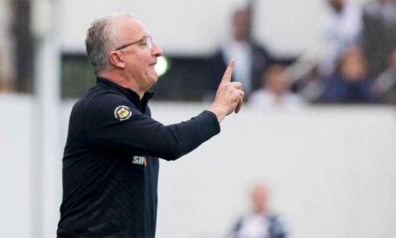 Dorival Júnior vibrou com os três pontos conquistados em Chapecó (Foto: Marco Galvão/Fotoarena/LANCE!Press)