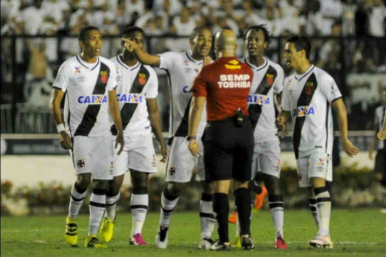 Arbitragem foi muito criticada pelos jogadores na partida da Copa do Brasil (Foto: LANCE!)