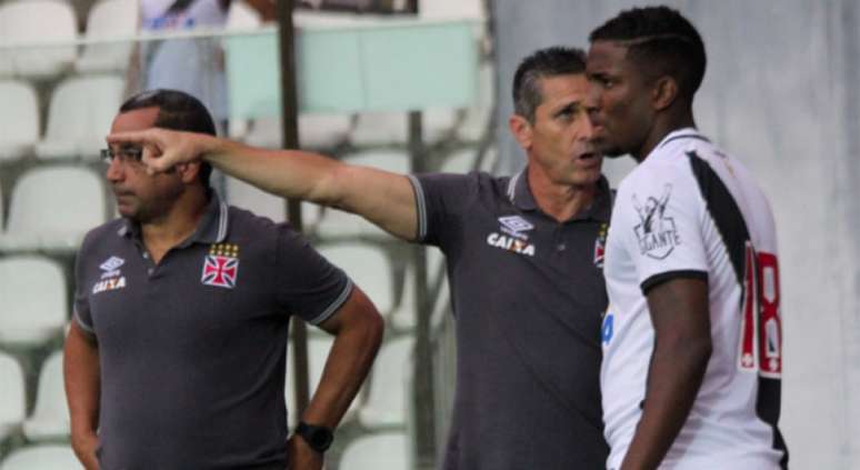 Thalles recebendo instruções de Jorginho no último final de semana (Foto: Carlos Gregório Jr/Vasco.com.br)