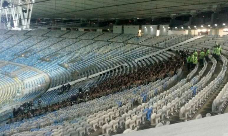 Após o jogo, torcedores do Corinthians ficaram retidos no Maracanã (Foto: Igor Siqueira)