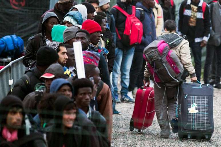 Imigrantes aguardam em longas filas pela remoção do campo de Calais