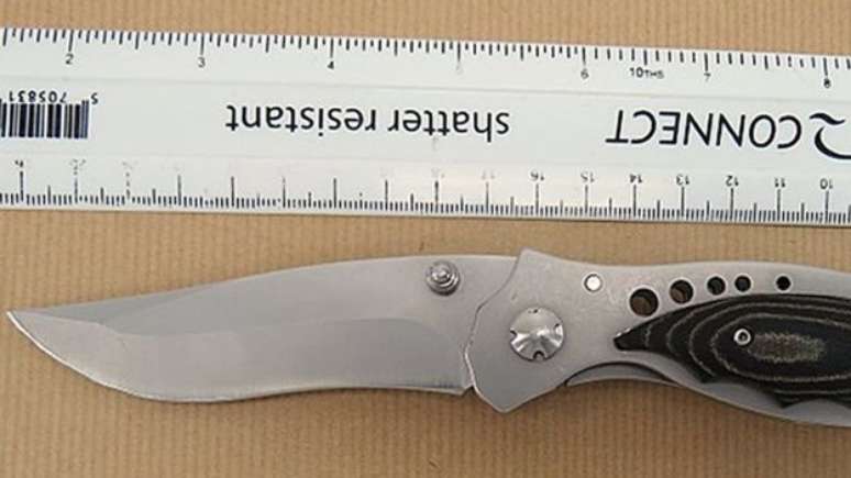 Faca usada por James Fairweather para matar dois desconhecidos em Essex, na Inglaterra, em 2014; estudos indicam que geralmente homens s&atilde;o mortos por desconhecidos 