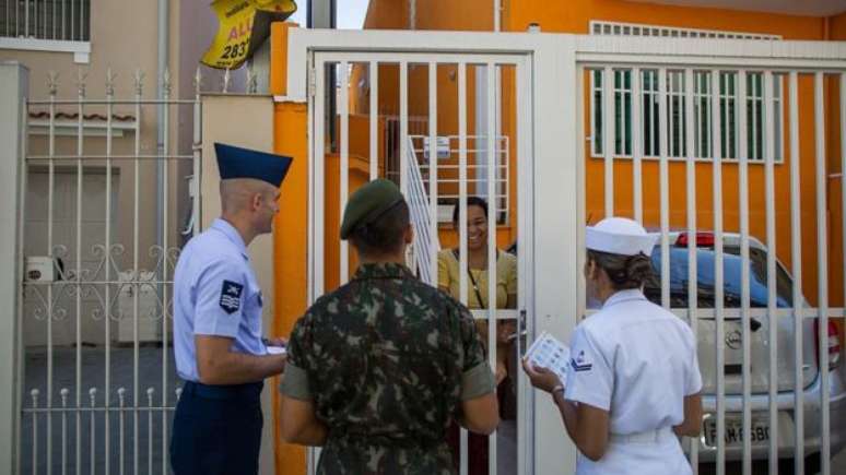 A Justiça Militar da União julga exclusivamente crimes que envolvem crimes e militares relacionados ao Exército, Marinha e Aeronáutica 