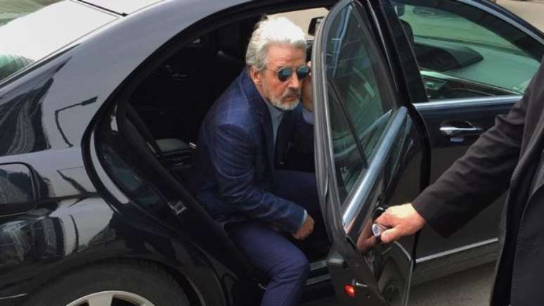 Chofer para abrir a porta: vida de milion&aacute;rio