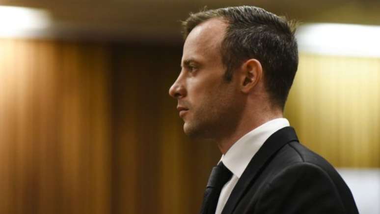 Em julho, o ex-atleta paraolímpico sul-africano Oscar Pistorius foi condenado a seis anos de prisão pelo assassinato de sua noiva, a modelo Reeva Steenkamp, em fevereiro de 2013. Ele sempre afirmou que a confundiou com um ladrão. 